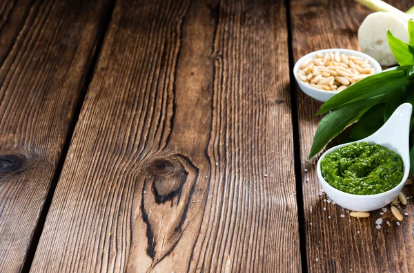 Schüssel mit hausgemachtem Ramson-Pesto — Stockfoto