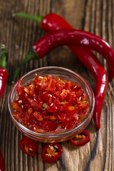 Mangkuk dengan Chilis merah diawetkan — Stok Foto