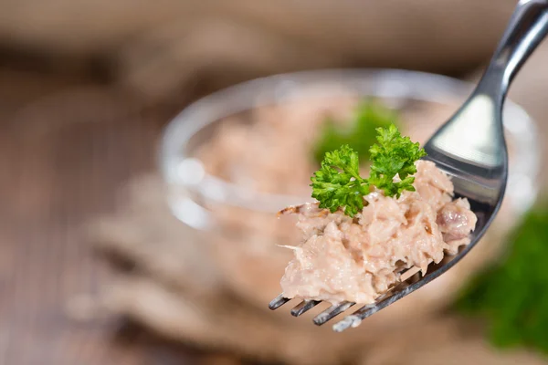 Салат из тунца на вилке — стоковое фото