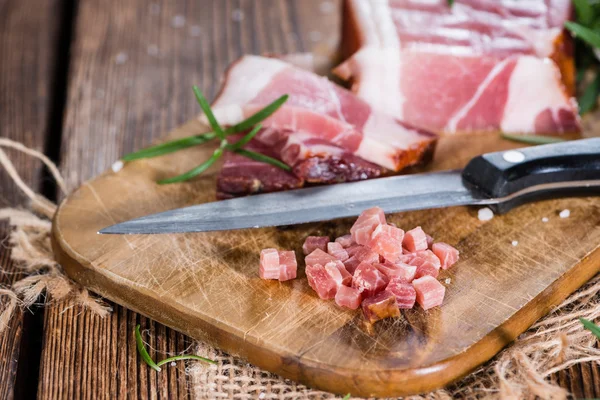 Gedeelte van Ham in blokjes gesneden aan boord — Stockfoto