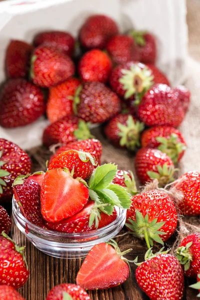 Hele en gesneden aardbeien — Stockfoto