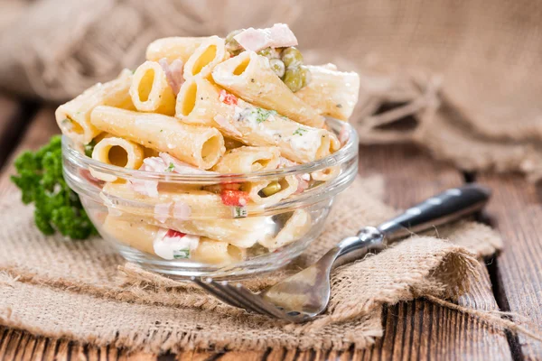 Hemmagjord pastasallad i skål — Stockfoto