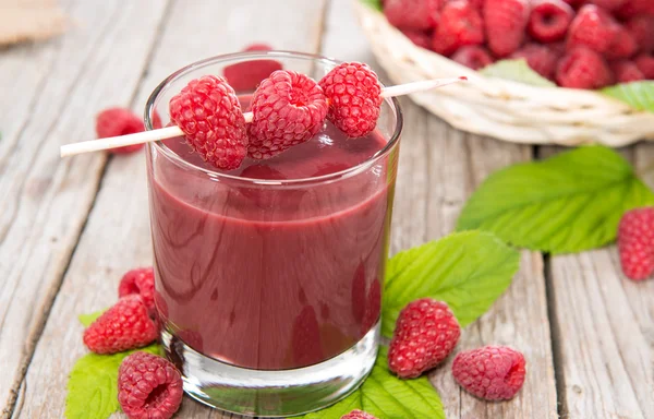 玻璃用自制的树莓汁 — 图库照片