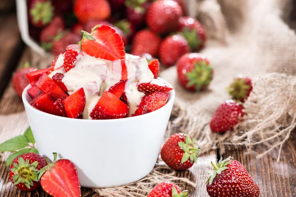 バニラ クリームと苺のデザート — ストック写真