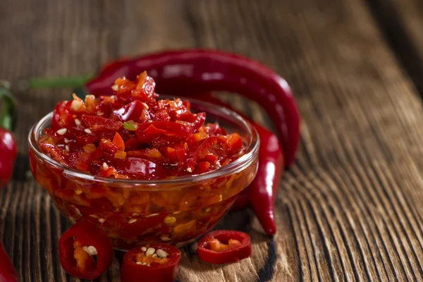 Bol avec des chilis rouges conservés — Photo