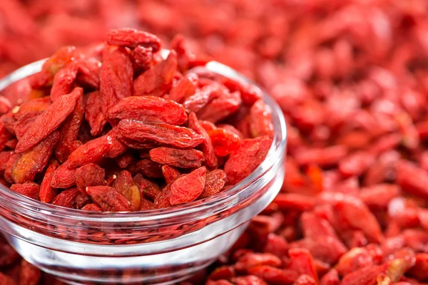 Goji の果実を乾燥させたάνδρας να επιβάλει γυναίκα στα χέρια στο Λιβάδι το καλοκαίρι — ストック写真