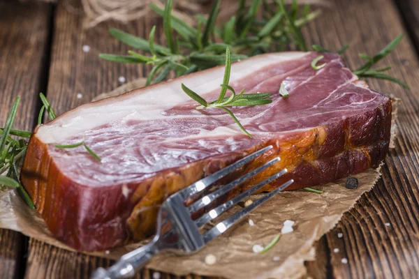 Grote plakje gerookte ham — Stockfoto