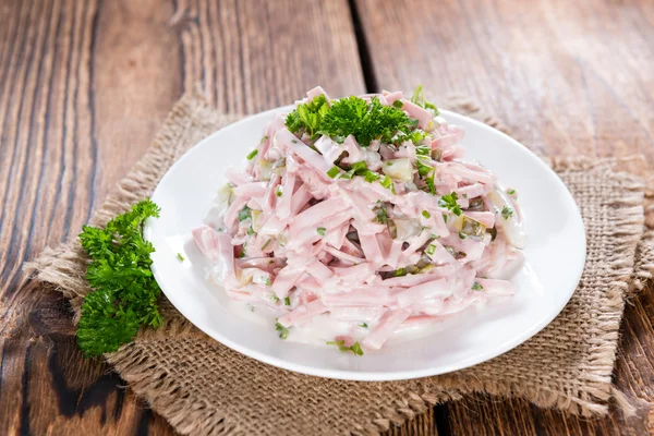 Ensalada de carne en un plato —  Fotos de Stock