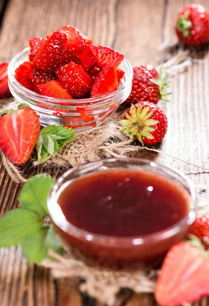 Bol aux fraises fraîches et confiture Images De Stock Libres De Droits
