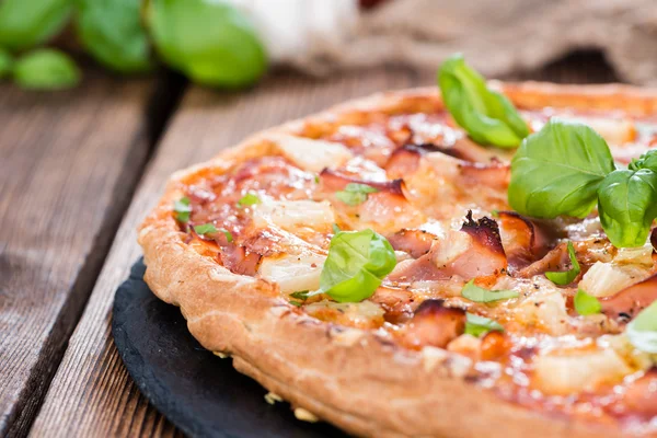 Домашняя гавайская пицца — стоковое фото