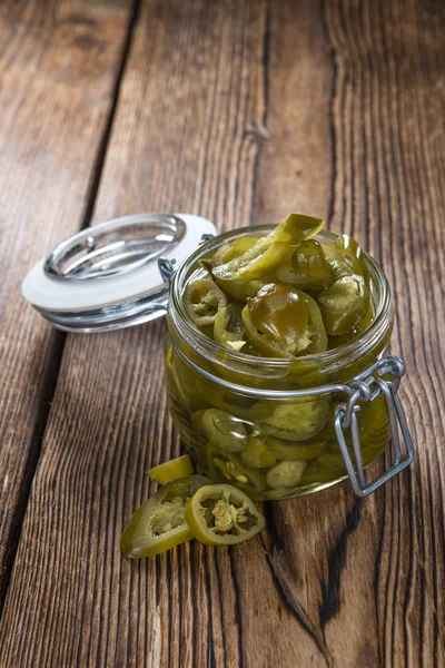 In Scheiben geschnittene Jalapeños in weißem Teller — Stockfoto