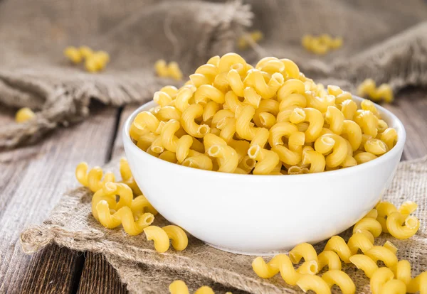 Riccioli di pasta cruda in ciotola — Foto Stock