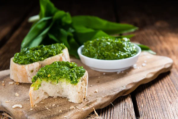 Bowl with homemade Ramson Pesto — Stock Photo, Image