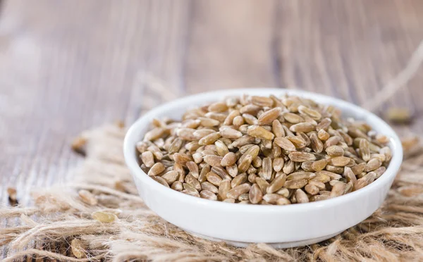 Häufchen Dinkel in Schale — Stockfoto