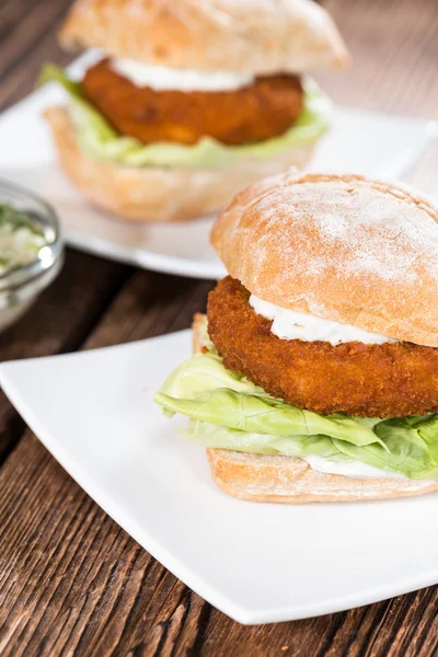 Hjemmelaget Fiskeburger med trebakgrunn – stockfoto