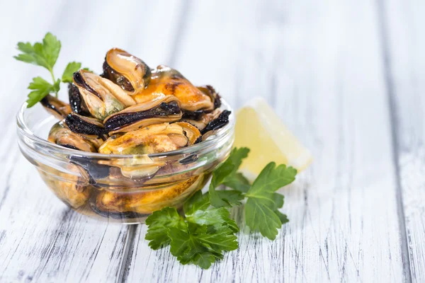 Mejillones en escabeche con hierba fresca — Foto de Stock