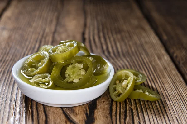 Jalapenos fatiados em placa branca — Fotografia de Stock