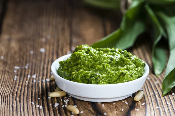 Bowl with homemade Ramson Pesto — Stock Photo, Image