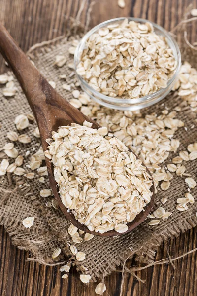 Porzione di avena su cucchiaio di legno — Foto Stock