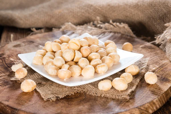 Nueces de macadamia en plato — Foto de Stock