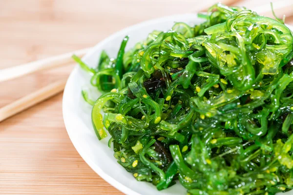 Salada de Kelp saudável em prato — Fotografia de Stock