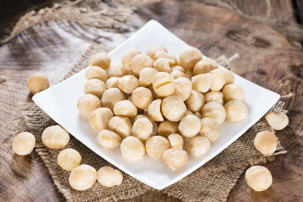 Nueces de macadamia en plato — Foto de Stock