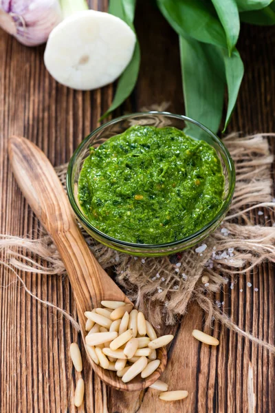 Ciotola con pesto Ramson fatto in casa — Foto Stock