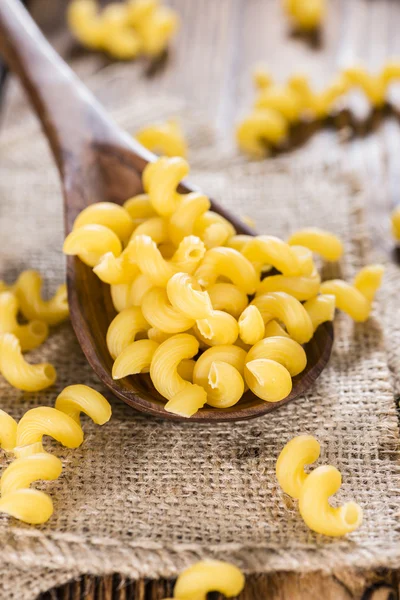 Riccioli di pasta su cucchiaio di legno — Foto Stock