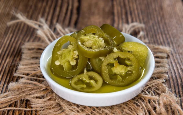 Jalapeños en rodajas en plato blanco — Foto de Stock