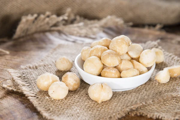 Орехи макадамии на тарелке — стоковое фото