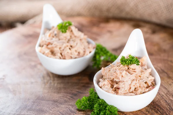 Łyżka miski z tuńczykiem — Zdjęcie stockowe