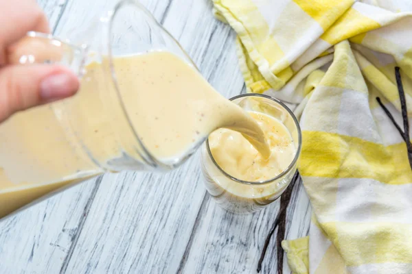 Latte alla vaniglia fatto in casa — Foto Stock