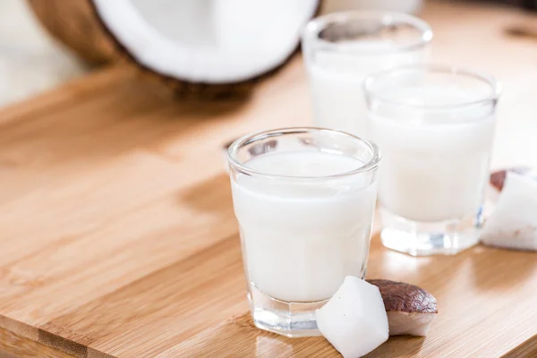 Bicchiere con liquore al cocco — Foto Stock