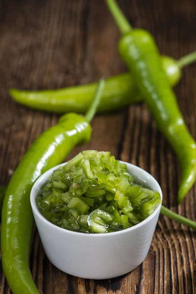 Groene pepers in olijfolie — Stockfoto