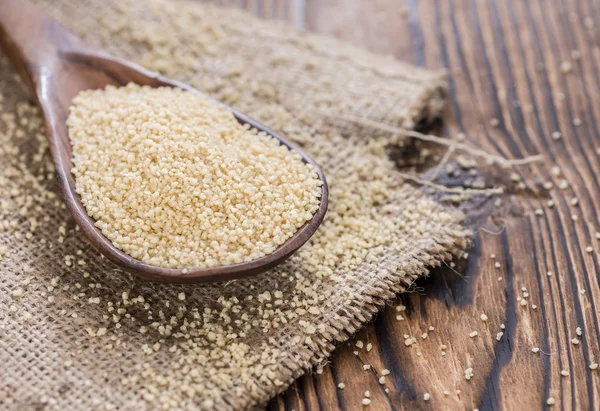 Alça de Couscous em colher de madeira — Fotografia de Stock