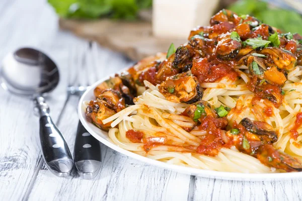 Pasta with Mussels and tomato sauce — Stock Photo, Image