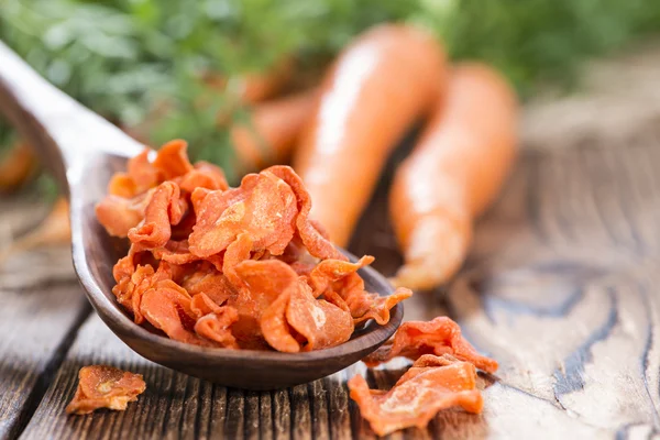 Légumes secs (carottes) sur bois — Photo