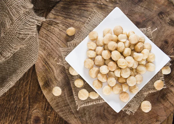 Macadamia ořechy na desce — Stock fotografie