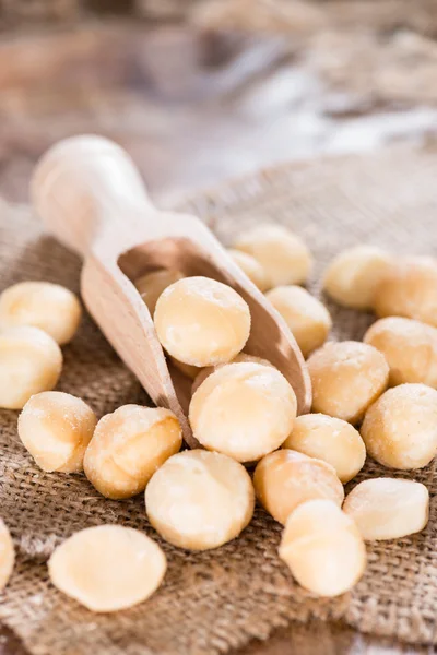 Holzlöffel mit Macadamia-Nüssen — Stockfoto