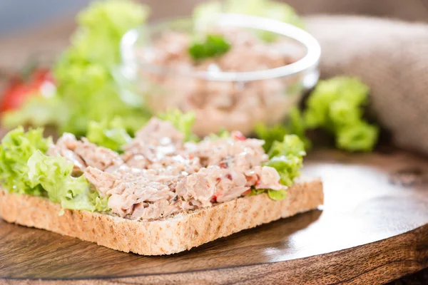 Szelet kenyér, saláta tonhal — Stock Fotó