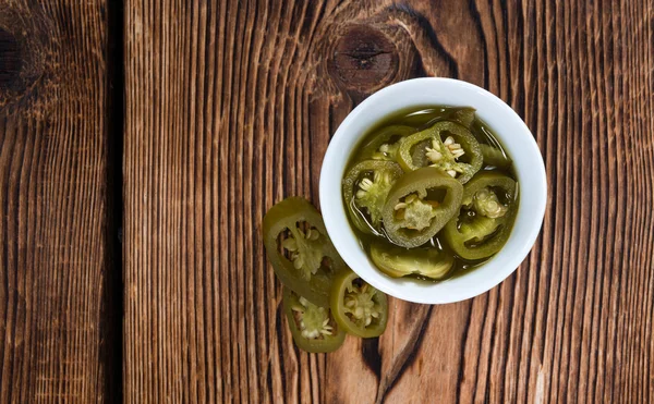 Jalapeños en rodajas en plato blanco —  Fotos de Stock