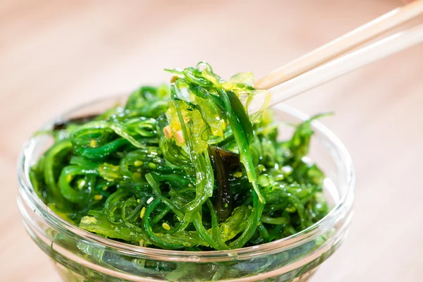 Salade de varech dans un bol en verre — Photo