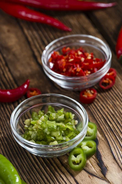 Chiles rojos y verdes en cuencos —  Fotos de Stock