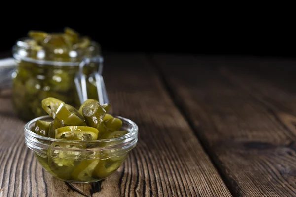 Jalapenos ahşap arka plan üzerinde — Stok fotoğraf