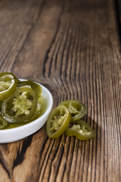 Jalapenos fatiados em placa branca — Fotografia de Stock