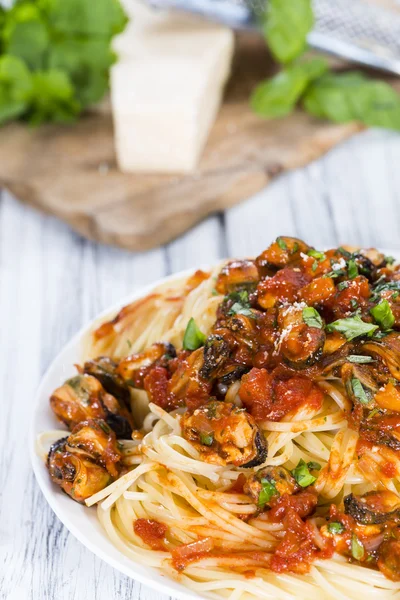 Porción de espaguetis con mejillones — Foto de Stock