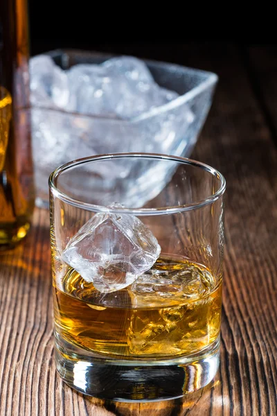 Bicchieri con whisky — Foto Stock