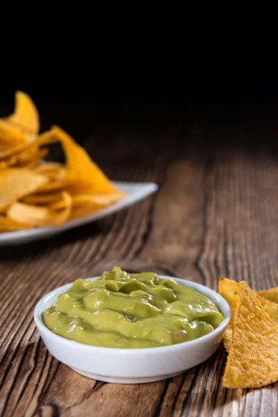 Nachos mit Guacamole auf Holz — Stockfoto