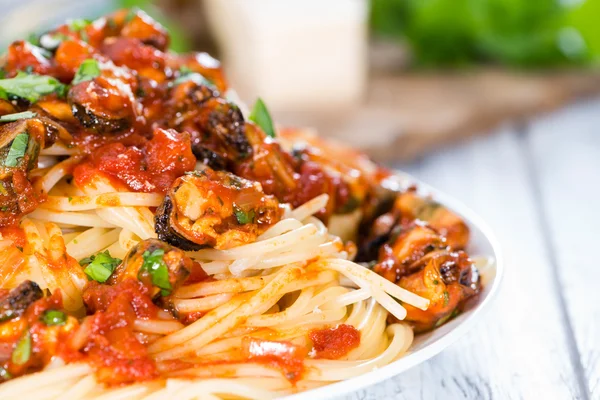 Espaguetis con mejillones en la mesa — Foto de Stock