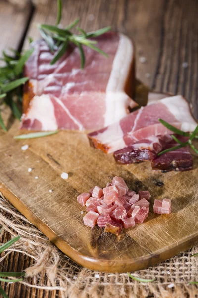 Jamón en cubitos con romero — Foto de Stock